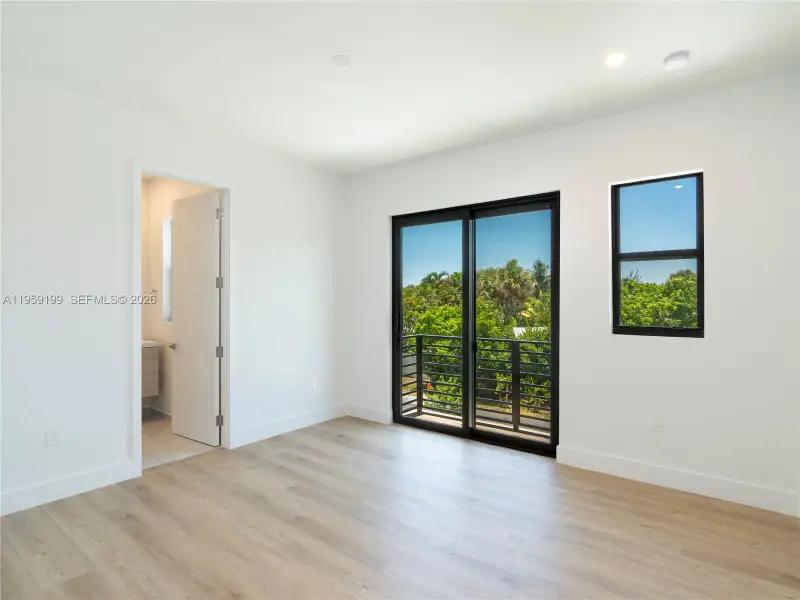 Spacious, unfurnished interior of a new home in , Fort Lauderdale (Image 9).