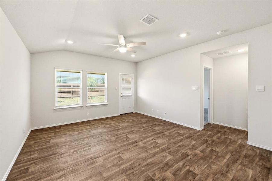 Spacious, unfurnished interior of a new home in , Converse (Image 12).