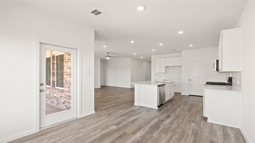 Spacious, unfurnished interior of a new home in Sunterra, Katy (Image 13).