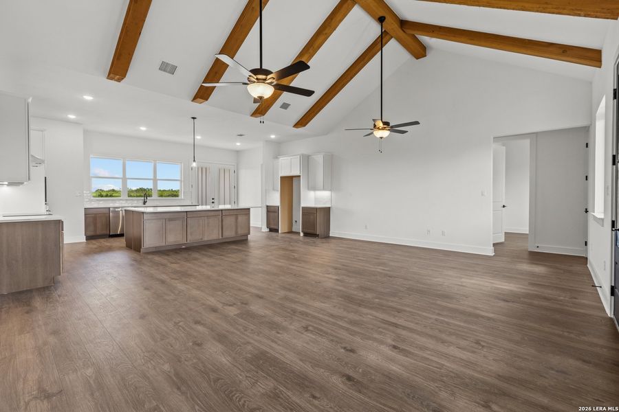Spacious, unfurnished interior of a new home in , La Vernia (Image 24).