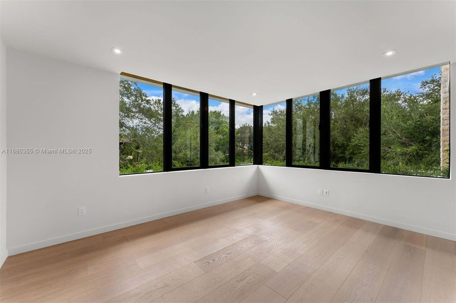 Spacious, unfurnished interior of a new home in , Miami (Image 12).