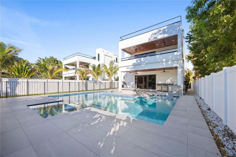 Exterior details and patio area of a home in , Fort Lauderdale (Image 3).