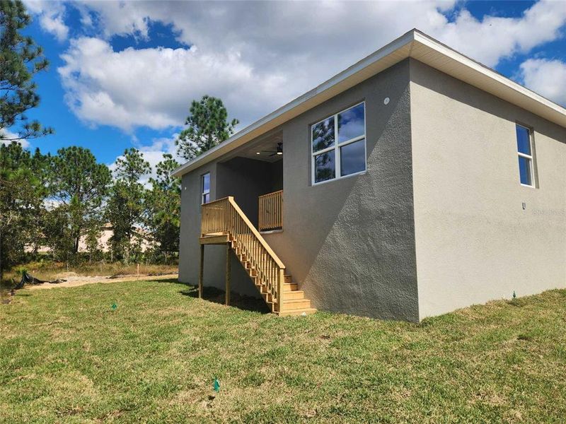 Exterior details and patio area of a home in , Homosassa (Image 3).