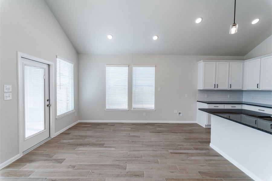 Spacious, unfurnished interior of a new home in Canterra Creek, Rosharon (Image 25).
