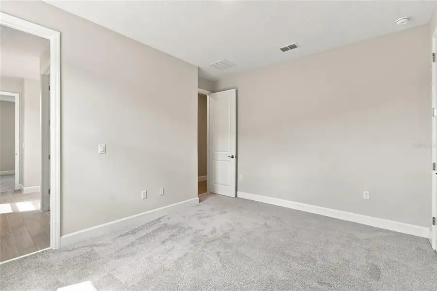 Spacious, unfurnished interior of a new home in Willow Run, Apopka (Image 11).