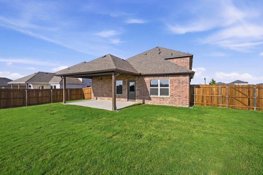 Exterior details and patio area of a home in Saddlebrook Estates, Waxahachie (Image 4).