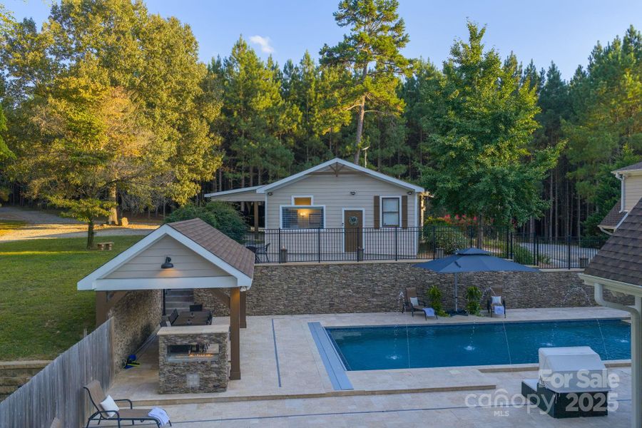 940 sq ft Guest house overlooks the pool patio w/two sets of access stairs