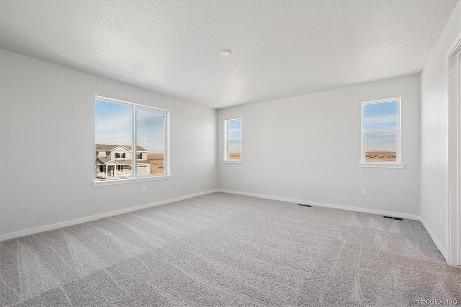 Spacious, unfurnished interior of a new home in The Aurora Highlands, Aurora (Image 11).