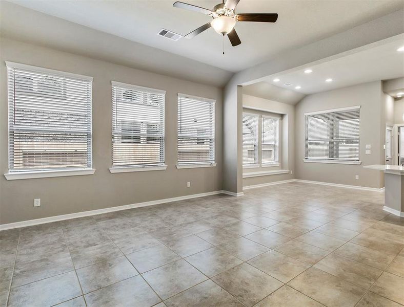 Spacious, unfurnished interior of a new home in Wood Leaf Reserve, Tomball (Image 21).