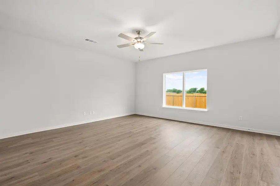 Unfurnished room featuring light wood-style flooring and ceiling fan