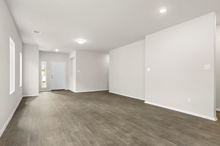 Spacious, unfurnished interior of a new home in Cloverleaf, Austin (Image 21).