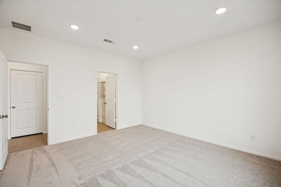 Spacious, unfurnished interior of a new home in Montgomery Bend, Montgomery (Image 11).