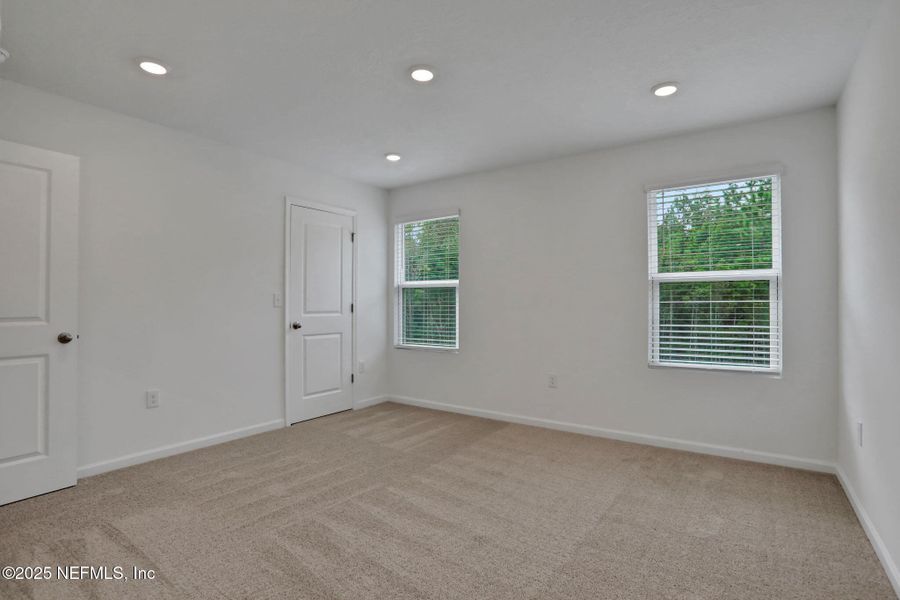 Spacious, unfurnished interior of a new home in , Middleburg (Image 27).