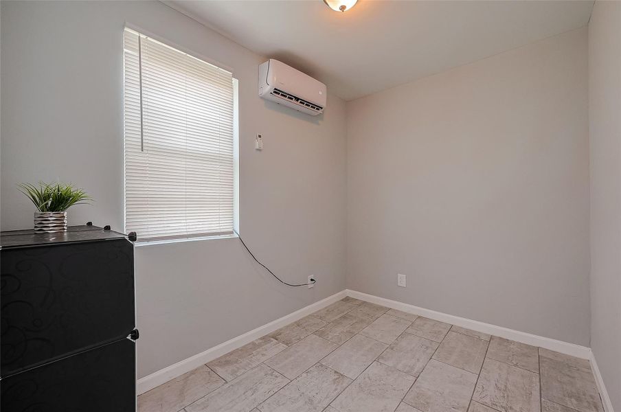 Bedroom 2 (fits a Queen sized bed) Bedroom 2 (fits a Queen sized bed)