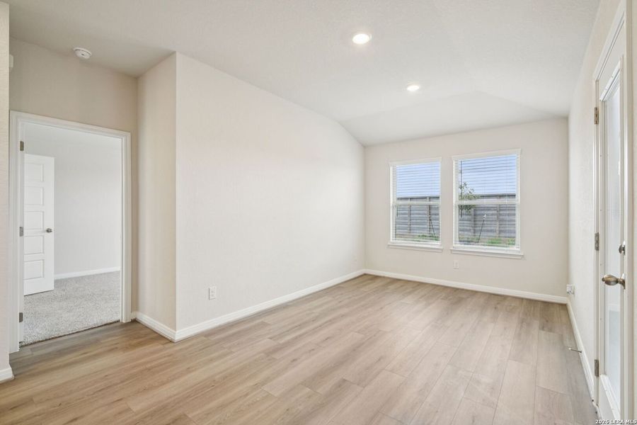 Spacious, unfurnished interior of a new home in Catalina, Converse (Image 19).