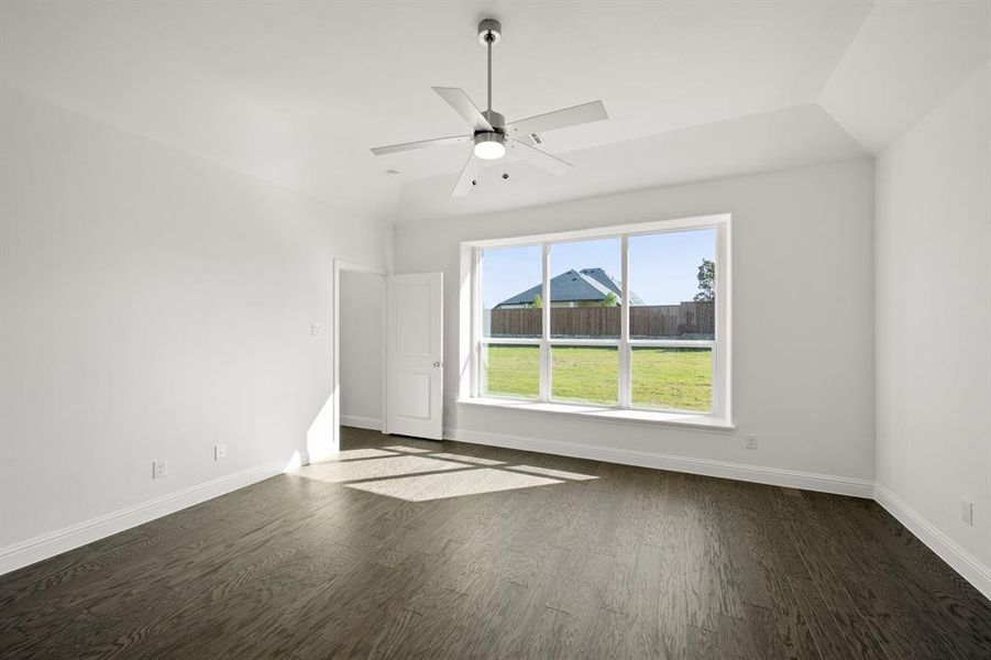 Spacious, unfurnished interior of a new home in Myrtle Creek, Waxahachie (Image 16). Spacious, unfurnished interior of a new home in Myrtle Creek, Waxahachie (Image 16).