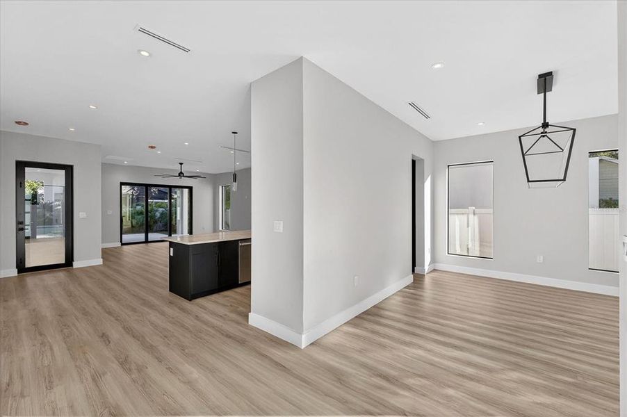 Spacious, unfurnished interior of a new home in , Tampa (Image 26).