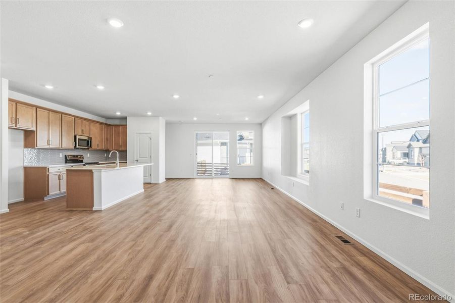 Spacious, unfurnished interior of a new home in Legato, Commerce City (Image 17).