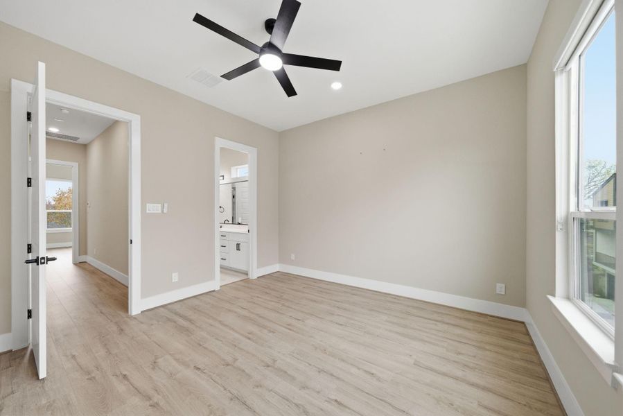 Spacious, unfurnished interior of a new home in , Houston (Image 33).