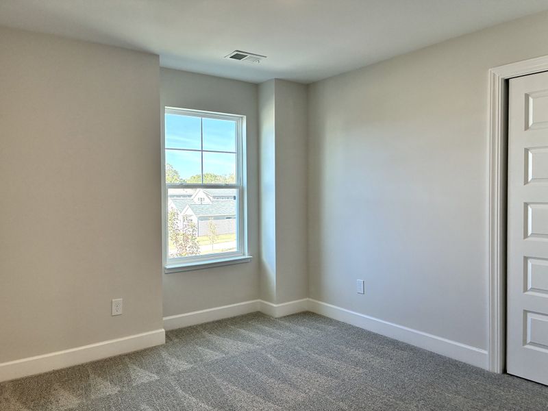 Spacious, unfurnished interior of a new home in Holly Ridge, Greenville (Image 17).