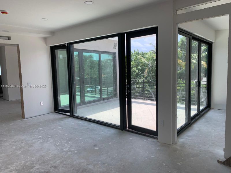 Spacious, unfurnished interior of a new home in , Fort Lauderdale (Image 20).