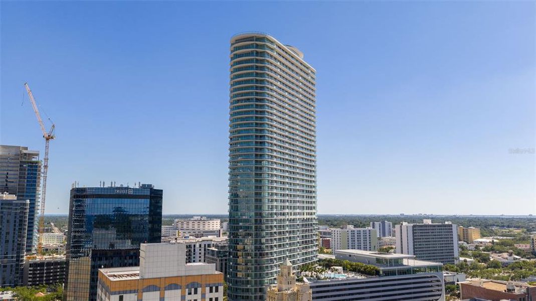 Condo located in St. Petersburg, FL showcasing its design and architecture (Image 51).