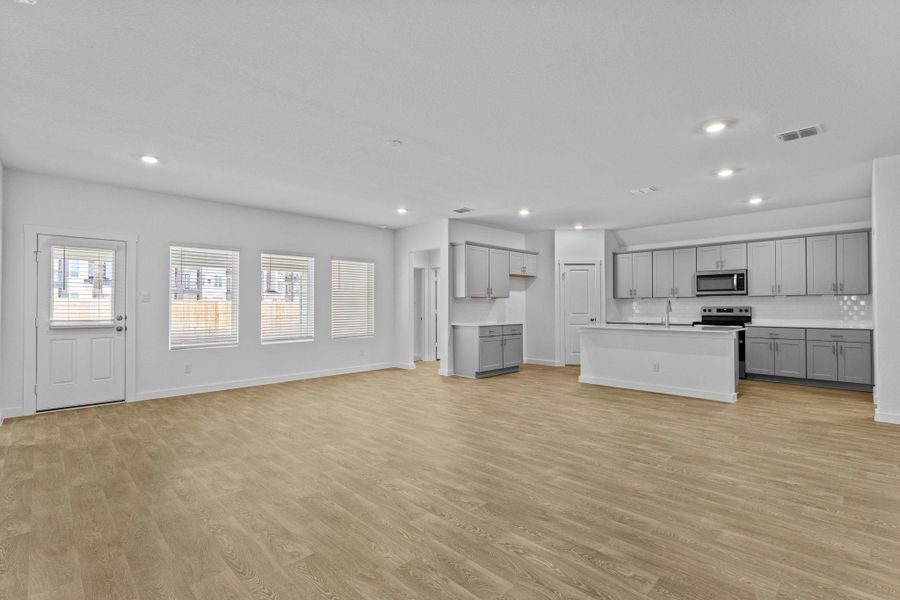 Spacious, unfurnished interior of a new home in Sonoma Oaks, Fredericksburg (Image 37).