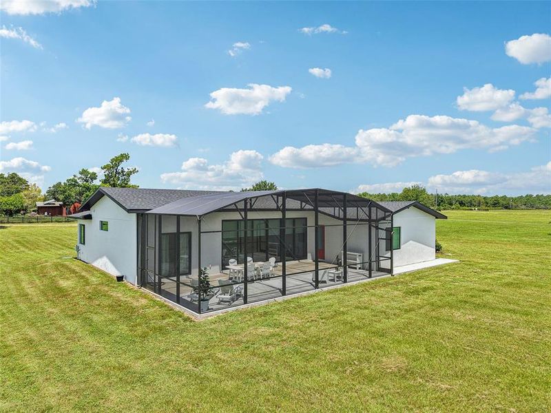 Exterior details and patio area of a home in , Tavares (Image 25).