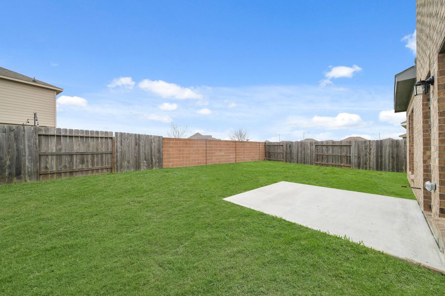 Exterior details and patio area of a home in Lago Mar, Texas City (Image 19).