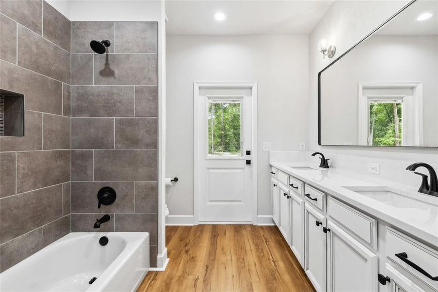 Furnished interior view inside a new home in , Alachua (Image 18).