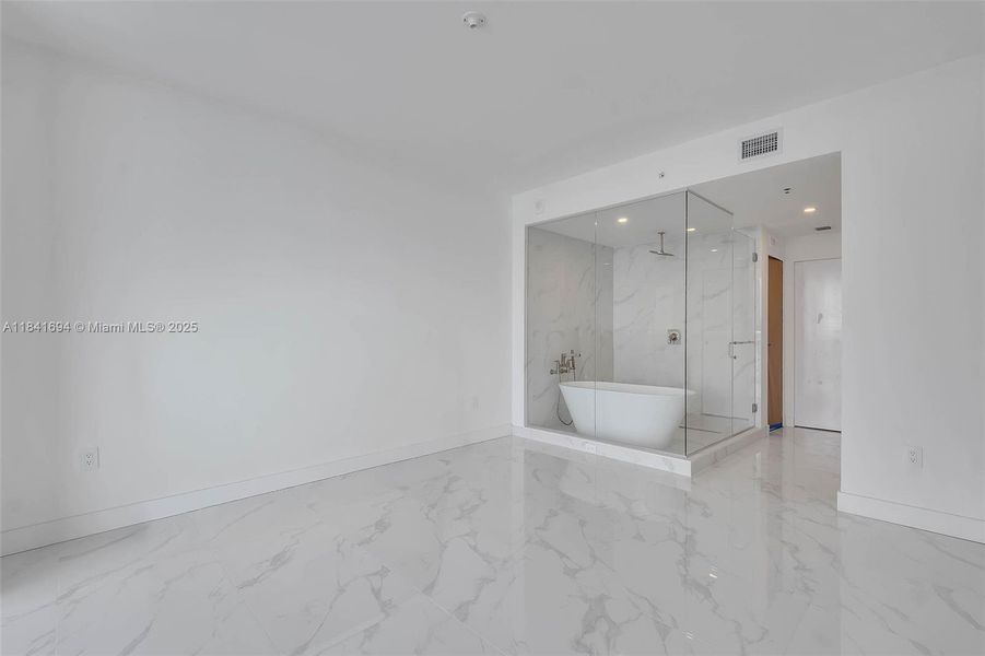 Spacious, unfurnished interior of a new home in Aria Reserve, Miami (Image 26).