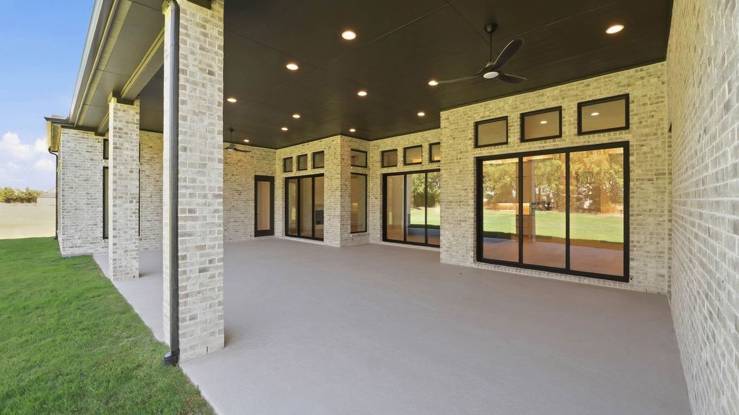 Exterior details and patio area of a home in Enchanted Creek, Lucas (Image 3).
