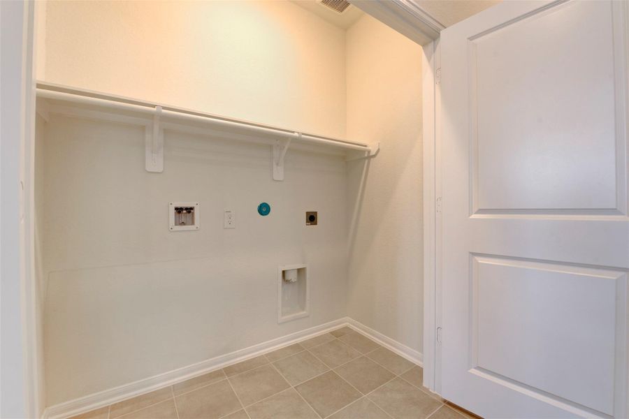 Spacious, unfurnished interior of a new home in Sunterra, Katy (Image 28).