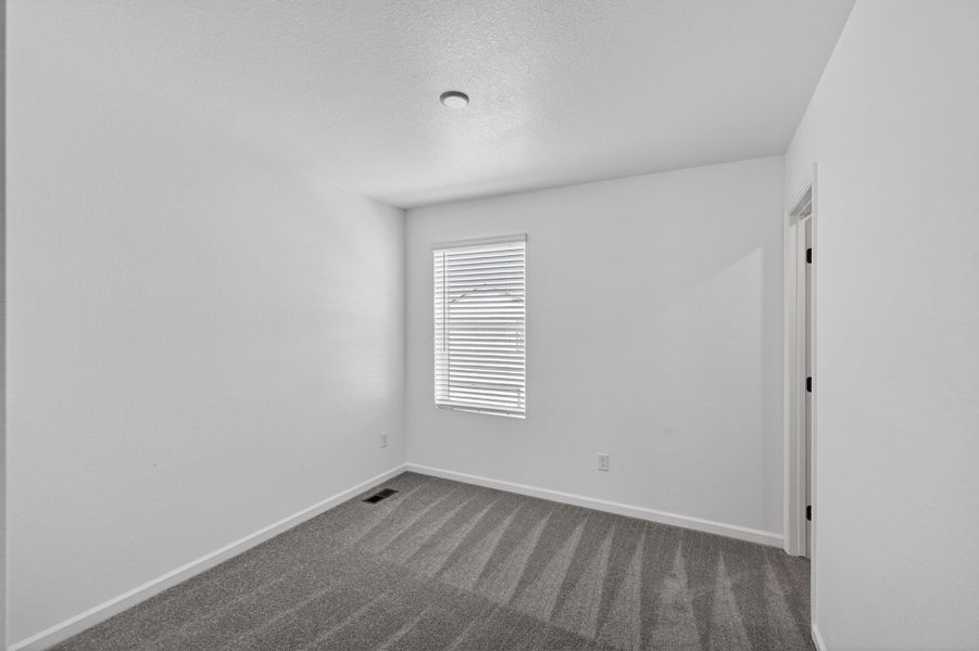 Spacious, unfurnished interior of a new home in Sky Ranch, Aurora (Image 12).