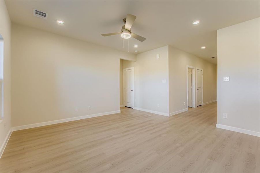 Spacious, unfurnished interior of a new home in Sperling Farms, Ferris (Image 25).