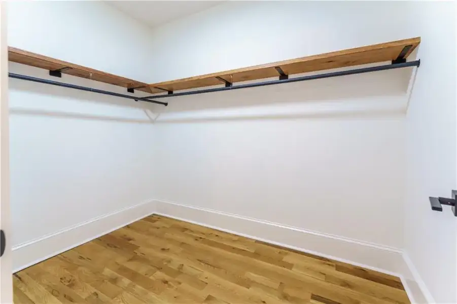 Spacious, unfurnished interior of a new home in , Sandy Springs (Image 25).