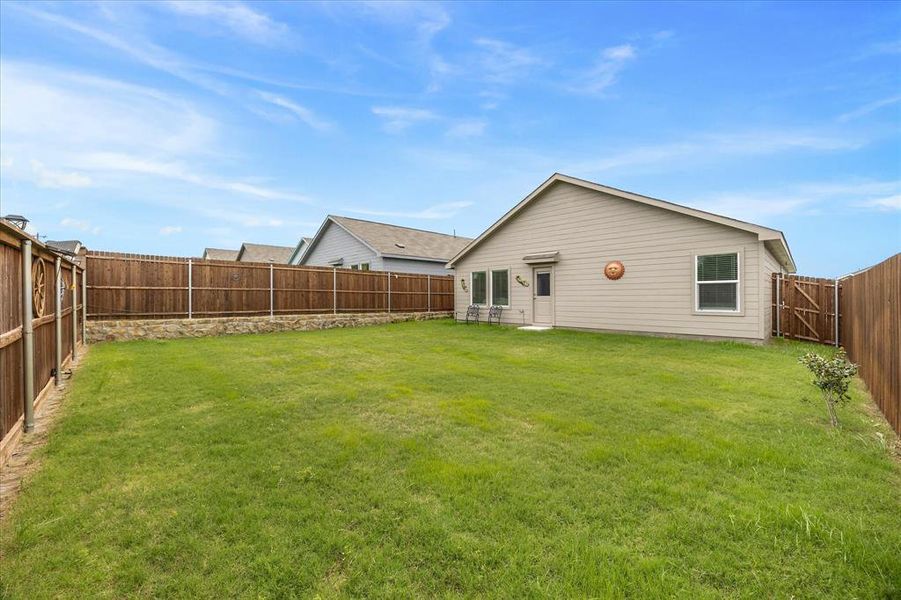 Exterior details and patio area of a home in Eastland, Crandall (Image 3).