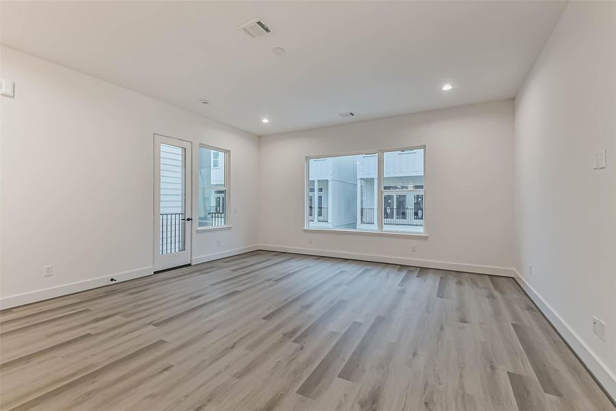 Spacious, unfurnished interior of a new home in , Houston (Image 30).
