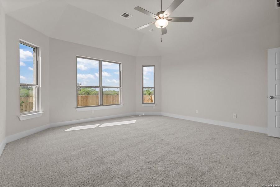 Spacious, unfurnished interior of a new home in Nopal Valley, San Antonio (Image 23).