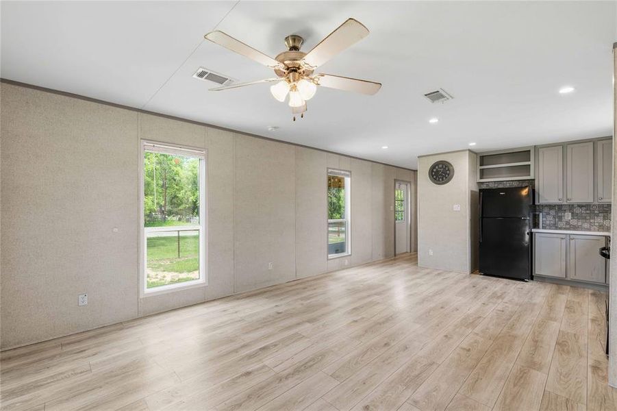 Spacious, unfurnished interior of a new home in , De Leon (Image 9).