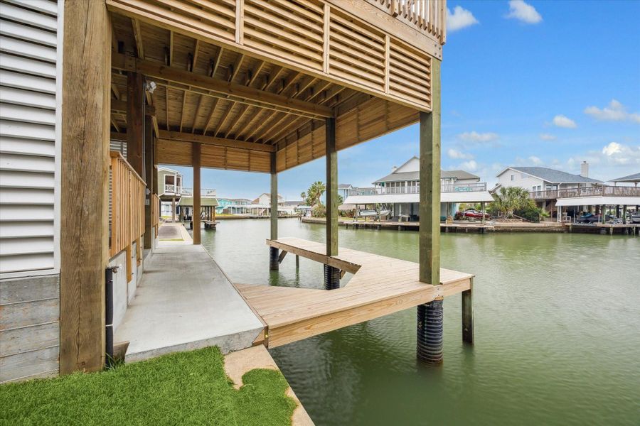 Exterior details and patio area of a home in , Tiki Island (Image 23).