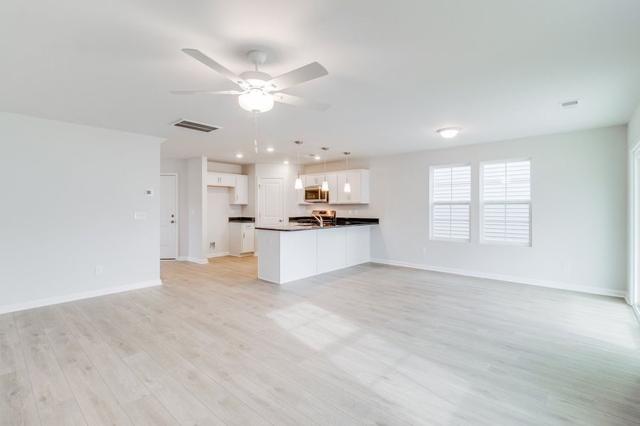 Spacious, unfurnished interior of a new home in Bluefield, Lexington (Image 16).