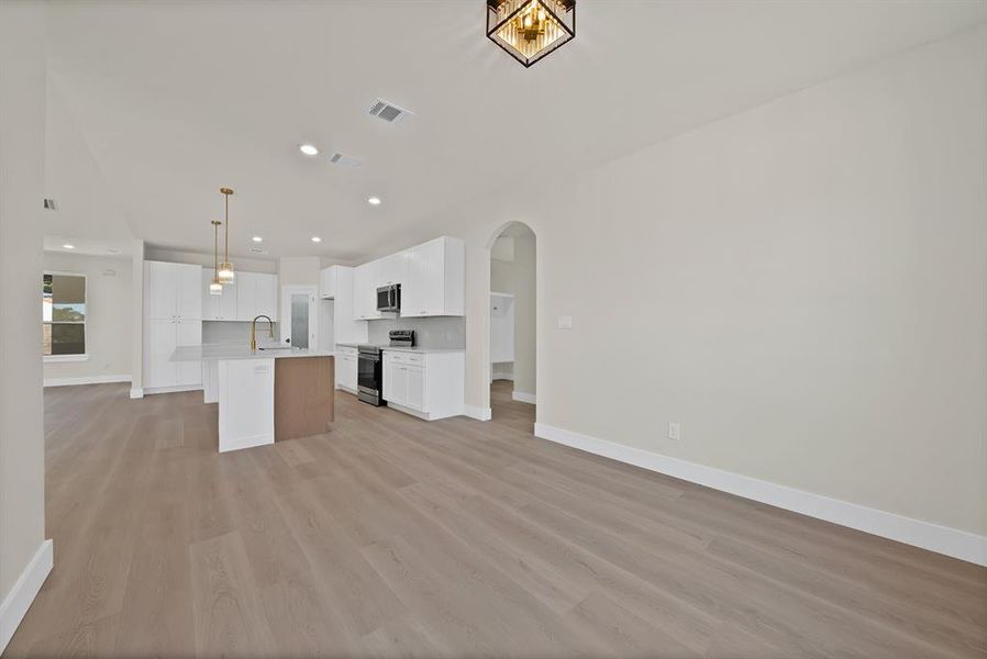 Spacious, unfurnished interior of a new home in , Joshua (Image 26).