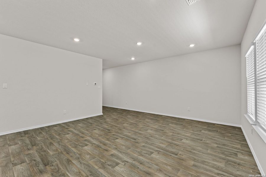 Spacious, unfurnished interior of a new home in Laurel Vistas, San Antonio (Image 32).
