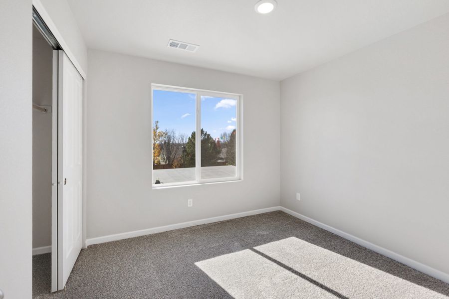 Spacious, unfurnished interior of a new home in Spring Valley, Greenwood Village (Image 20).