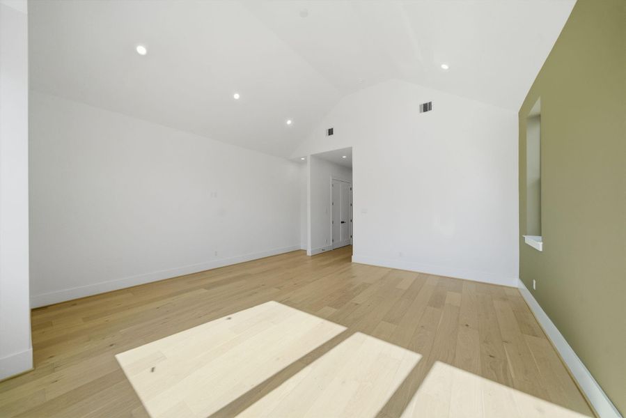 Spacious, unfurnished interior of a new home in , Houston (Image 21).