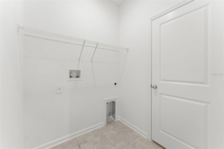 Spacious, unfurnished interior of a new home in Peace Creek Reserve, Winter Haven (Image 32).