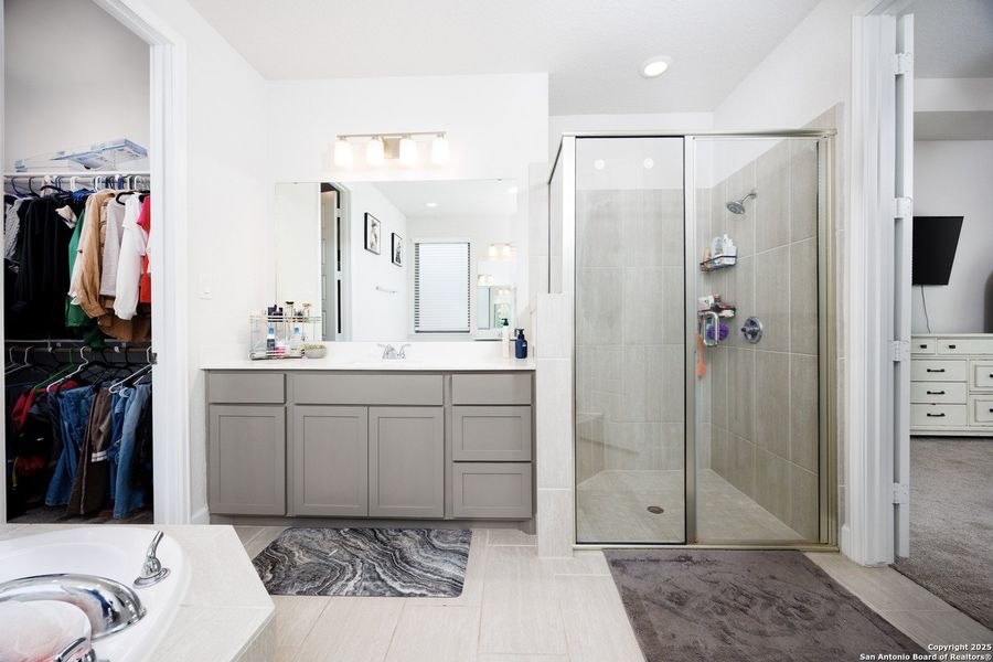 Furnished interior view inside a new home in Weston Oaks 55', San Antonio (Image 28). Furnished interior view inside a new home in Weston Oaks 55', San Antonio (Image 28).