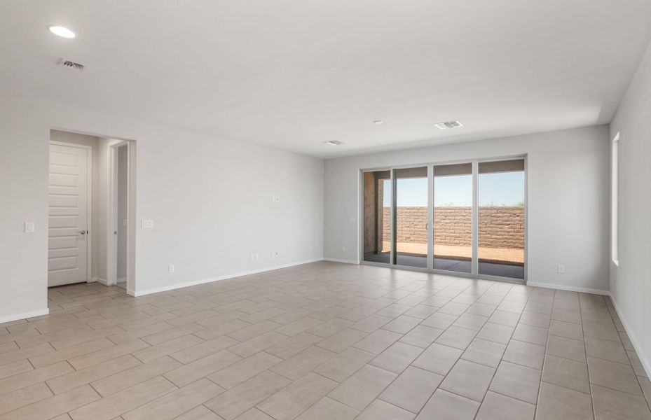 Spacious, unfurnished interior of a new home in Blossom Rock, Apache Junction (Image 25).