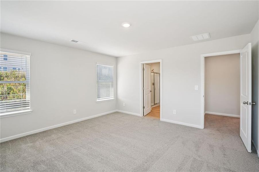 Spacious, unfurnished interior of a new home in Hawthorne Station, College Park (Image 30).